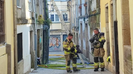 Bomberos actuando en el casco histórico de Lugo