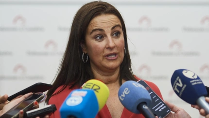 (Foto de ARCHIVO)La consejera de Inclusión Social, Juventud, Familias e Igualdaddel Gobierno de Cantabria, Begoña Gómez del Río, atiende a medios tras el acto de toma de posesión de los nuevos consejeros del Gobierno de Cantabria, en el Parlamento de Cantabria, a 10 de julio de 2023, en Santander, Cantabria (España). La nueva presidenta del Gobierno de Cantabria tomó posesión de su cargo el pasado 5 de julio, después de que lograra el apoyo necesario para la investidura en segunda votación y por mayoría simple ya que solo obtuvo el voto a favor de los 15 diputados del PP, mientras que el PRC, con ocho parlamentarios, se abstuvo, facilitando que se convierta en presidenta. Por su parte, el PSOE y Vox votaron en contra. María José Sáenz es la primera mujer que llega a la presidencia de Cantabria.C. Ortiz / Europa Press10 JULIO 2023;SANTANDER;CANTABRIA;TOMA POSESIÓN CONSEJEROS GOBIERNOS DE CANTABRIA10/7/2023