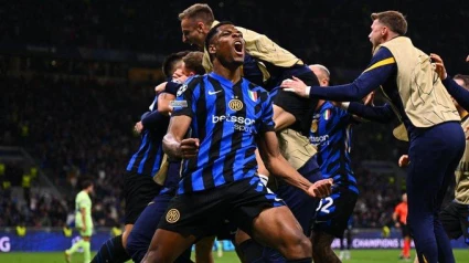 Los jugadores del Inter celebrando su gol contra el Barcelona