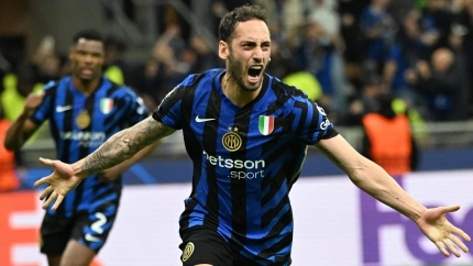 Calhanoglu celebra su gol, en el Inter - Barcelona