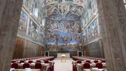 Los 133 cardenales que elegirán al nuevo papa se encerrarán desde mañana en la Capilla Sixtina, ante el fresco de Juicio Final de Miguel Ángel y donde todo está ya preparado, aseguró hoy la directora de los Museos Vaticanos, Barbara Jatta