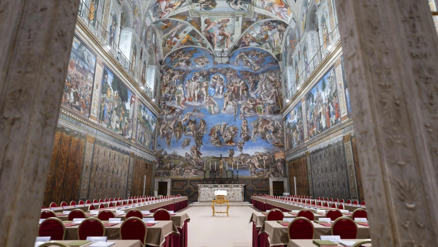 Los 133 cardenales que elegirán al nuevo papa se encerrarán desde mañana en la Capilla Sixtina, ante el fresco de Juicio Final de Miguel Ángel y donde todo está ya preparado, aseguró hoy la directora de los Museos Vaticanos, Barbara Jatta