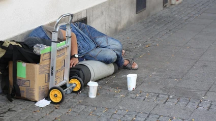 Persona durmiendo en la calle