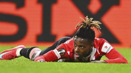 Nico Williams tirado en el suelo durante un partido de la Europa League.