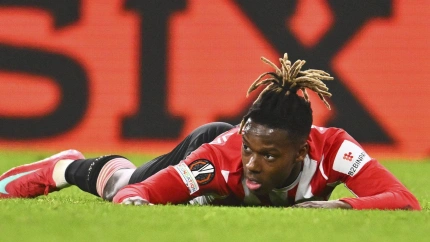 Nico Williams tirado en el suelo durante un partido de la Europa League.
