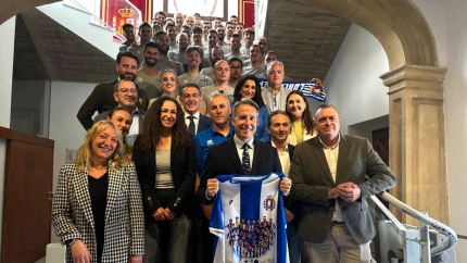 Corporación municipal del Ayuntamiento de Lorca y plantilla del CF Lorca Deportiva