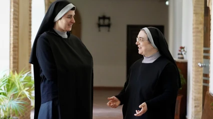 Las religiosas benedictinas del Monasterio de Santa Cruz de Sahagún (León) proponen realizar ‘prácticas de monja’ con ellas durante unos días en los meses de verano. En la imagen, sor María y sor Marta en diferentes estancias del monasterio