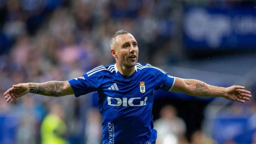 Santi Cazorla celebra un gol con el Oviedo.