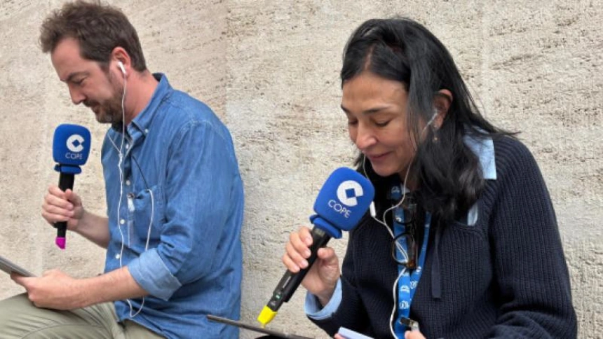 Pilar Cisneros y Jorge Bustos en la columnata de Bernini, durante la emisión de 'Mediodía COPE'