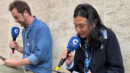 Pilar Cisneros y Jorge Bustos en la columnata de Bernini, durante la emisión de 'Mediodía COPE'