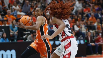 Turner penetra a canasta ante una jugadora del Casademont Zaragoza