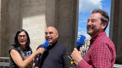 Jorge Bustos y Pilar Cisneros, presentadores de 'Mediodía COPE', con Ismael Arevalillo, padre agustino, en Roma