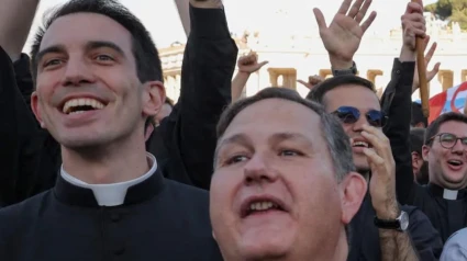 El diácono jerezano Sergio Álvarez y otro compañero del Colegio Español en la plaza de San Pedro, en la presentación del nuevo Papa León XIV