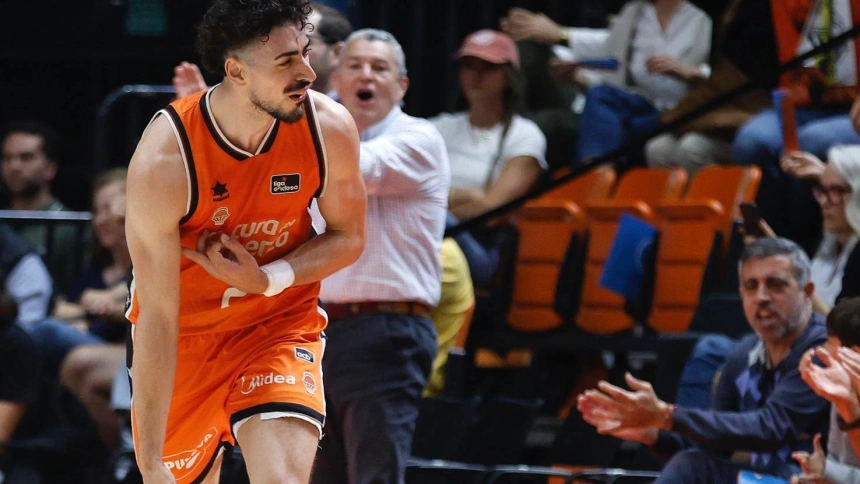 Puerto celebra uno de los muchos triples que ha anotado esta temporada