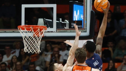 Los interiores de Valencia Basket protegen su canasta