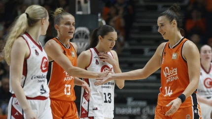 Raquel Carrera recibe la felicitación de Leo Fiebich tras una canasta ante el Casademont Zaragoza