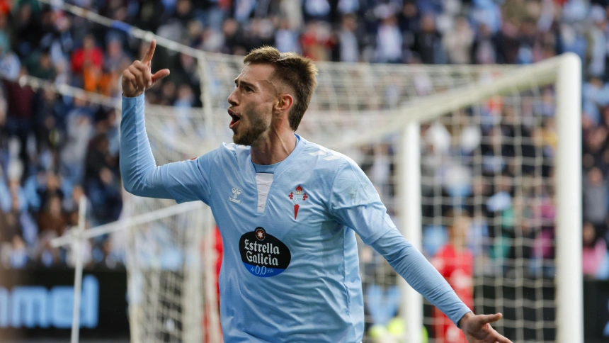 Mingueza celebra su gol, en el Celta - Sevilla