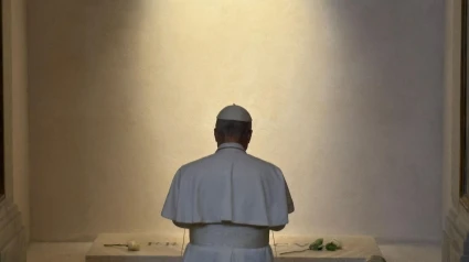El Papa León XIV, delante de la tumba de Francisco