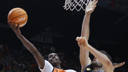 Badio penetra con valentía ante Mike Tobey