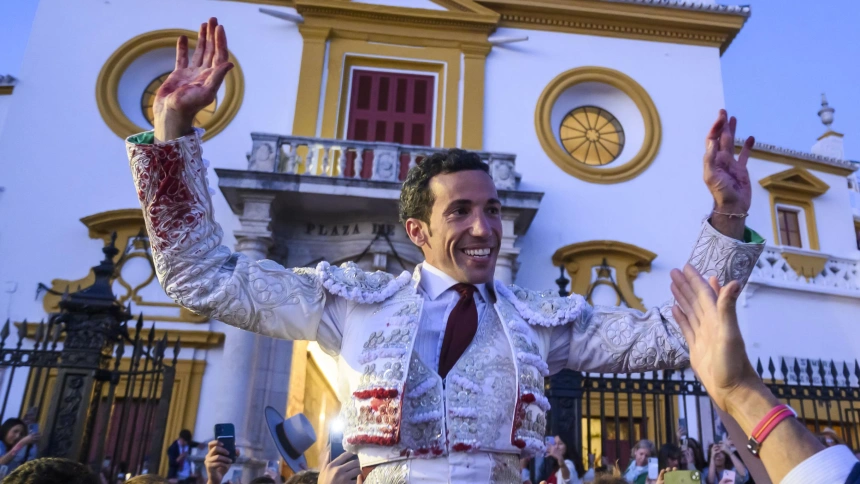 David de Miranda saliendo a hombros por la Puerta del Príncipe