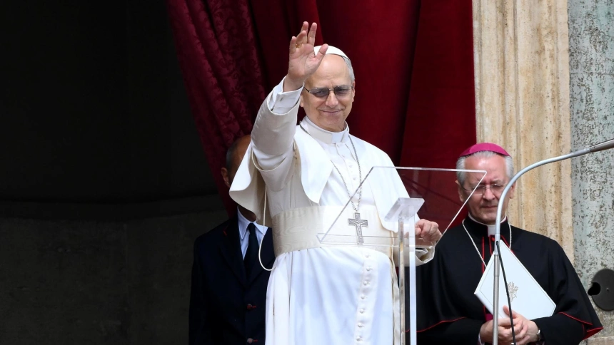 El Papa León XIV durante el rezo del Regina Coeli en el balcón de la Basílica de San Pedro