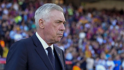 Carlo Ancelotti, durante el Clásico en Montjuic