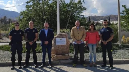 Concejales de Lorca y personal de emergencias en el monolito que recuerda a las víctimas del terremoto de Lorca