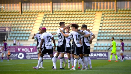 Los futbolistas del Burgos CF celebran un gol en el Estadio Municipal Nueva Balastera durante la disputa del partido de la Copa Amistad frente al Real Valladolid