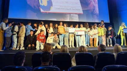 Alumnado del colegio Franciscanos de Lugo recogiendo el premio al mejor Clipmetraje de Primaria