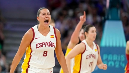 María Araújo celebra una canasta con la selección española