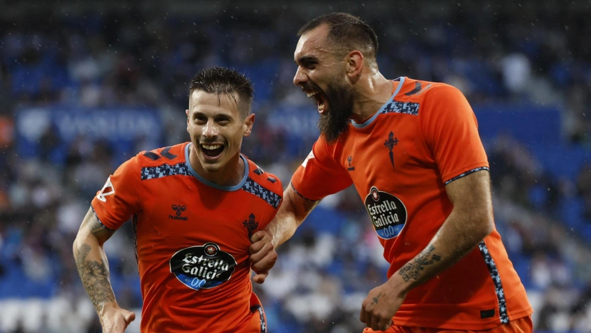 Alfon celebra con Borja Iglesias el gol en el Real Sociedad - Celta