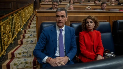 El presidente del Gobierno español, Pedro Sánchez, y María Jesús Montero, vicepresidenta primera del Gobierno español, durante su comparecencia en el Congreso de los Diputados.