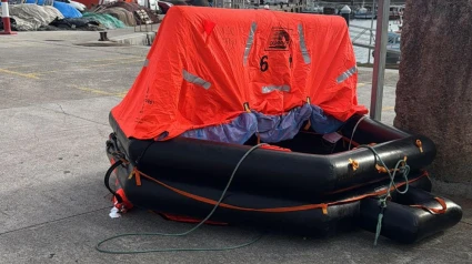 Balsa salvavidas del Nuevo Mariña en el puerto de Porto do Son