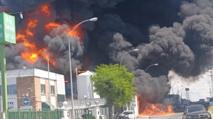 Incendio en una nave de productos químicos