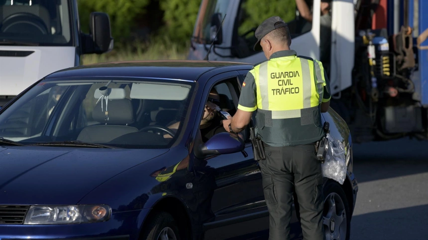 Control de alcoholemia de la Guardia Civil a un conductor