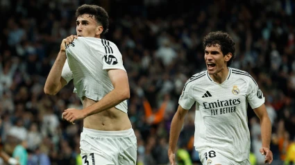 Jacobo Ramón celebra junto a Vallejo el gol de la victoria del Real Madrid frente al Mallorca
