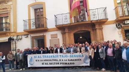 Acto de defensa del trasvase ante la Comunidad de Regantes de Lorca, con políticos del PP, Vox y el PSOE junto a regantes y representantes del sector primario