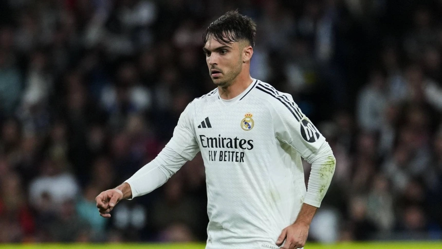 Raúl Asencio durante un partido del Real Madrid