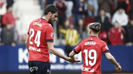 Catena celebra con Bryan Zaragoza el 1-0 de Osasuna contra el Atlético