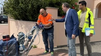 José Luis Benejam alcalde de Alaior con técnicos red de agua potable