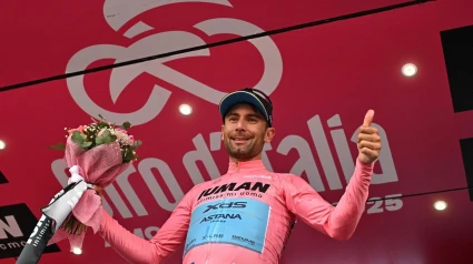 Diego Ulissi posa con la 'maglia rosa'