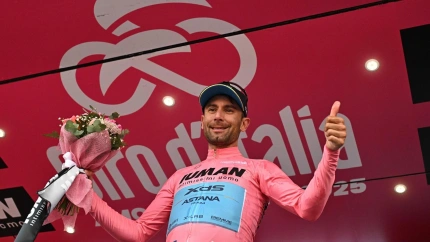Diego Ulissi posa con la 'maglia rosa'