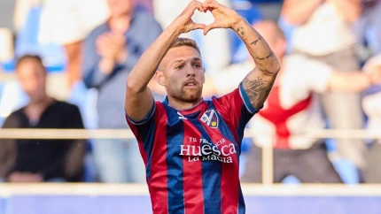 Un jugador del Huesca celebra su victoria ante el Elche