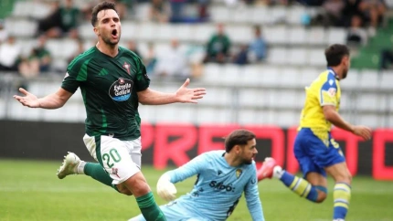Chiki celebra su gol con el Racing de Ferrol