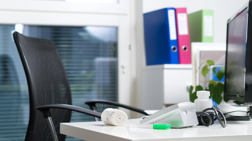 Consulta médica de hispital con una silla vacía