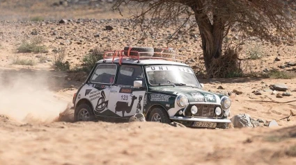 Mini de 1974 recorriendo la antigua ruta del Dakar