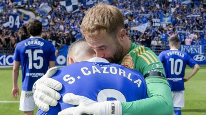 Escandell consuela a Cazorla tras el Oviedo - Zaragoza