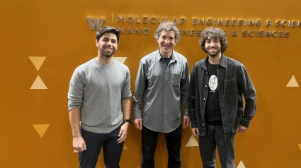 Marc Expòsit y Alfredo Quijano posan junto a David Baker, premio Nobel de Química en 2024
