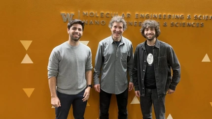 Marc Expòsit y Alfredo Quijano posan junto a David Baker, premio Nobel de Química en 2024