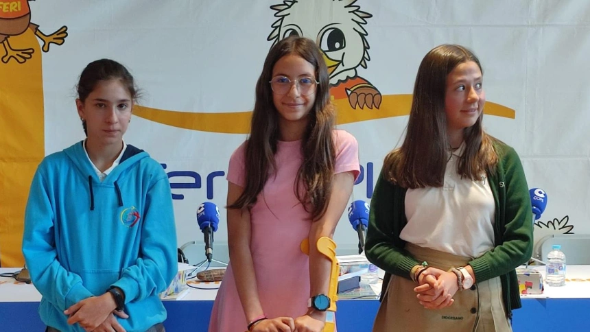 En el medio, Manal Chetouani, junto a las otras dos finalistas